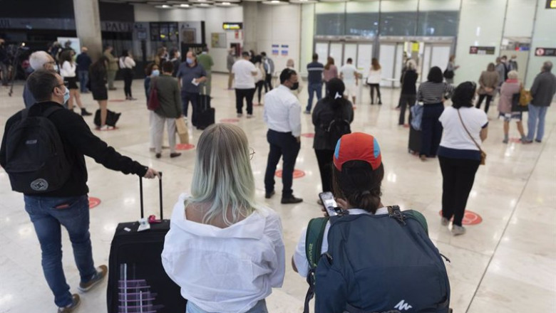 ep familiares esperan en la terminal t4 del aeropuerto adolfo suarez madrid   barajas en madrid