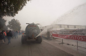 ep ganaderos de uuaa bloquean el acceso a la factoria de lactalis para protestar por los bajos
