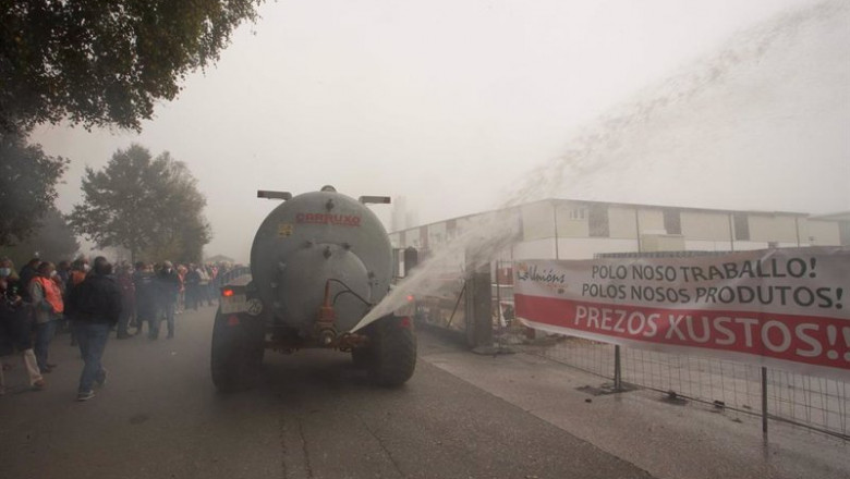 Ganaderos de UUAA bloquean el acceso a la factoria de Lactalis para protestar por los bajos precios en el lácteo. En la imagen, un tractor cisterna vierte leche en el interior de la factoria de Lactalis durante las movilizaciones contra los bajos precios | CARLOS CASTRO/EUROPA PRESS ep ganaderos de uuaa bloquean el acceso a la factoria de lactalis para protestar por los bajos