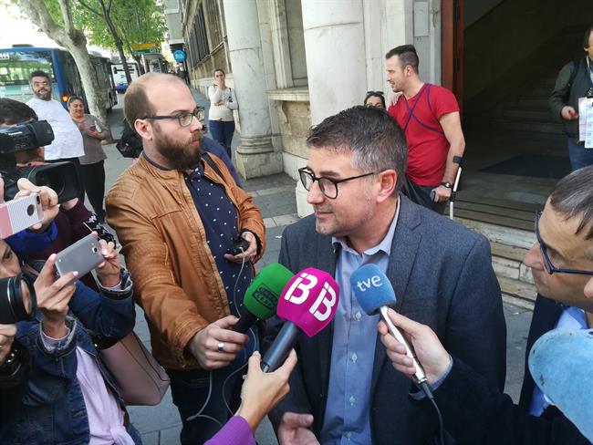 Josep Ramon Cerdà, ex director del IEB, atiende a los medios ante el Juzgado | Europa Press ep josep ramon cerd ex directorieb atiendelos mediosjuzgado