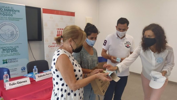 ep la mesa del tabaco sensibilizara este verano sobre el problema de las basuras marinasmadrid