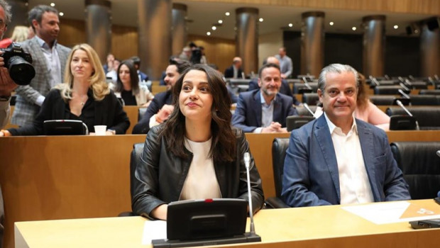 ep la portavoz nacionalcs ines arrimadas ydiputado electociudadanosmadrid marcosquinto duranteprimera reunionlos diputados electospartido liberal