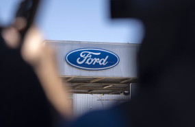 ep logo de ford en la entrada de la fabrica de almussafes valencia ep logo de ford en la entrada de la fabrica de almussafes valencia