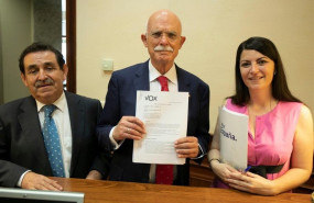 ep los diputados de vox manuel mestre agustin rosety y macarena olona registrando una iniciativa en