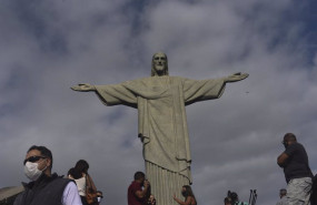 ep personas con mascarilla por el coronavirus junto al cristo del corcovado de rio de janeiro