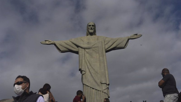 ep personas con mascarilla por el coronavirus junto al cristo del corcovado de rio de janeiro