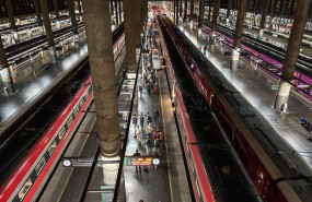 ep personas en el anden esperan para montar en trenes