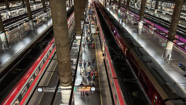 ep personas en el anden esperan para montar en trenes