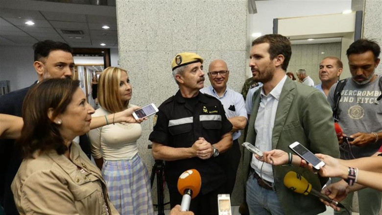 El presidente del Partido Popular, Pablo Casado (5i), la presidenta del PP de Canarias, Australia Navarro (3i) y la minisitra de Defensa en funciones, Margarita Robles (1i), durante la visita de Casado a Las Palmas de Gran Canaria con motivo del incendio. | Quique Curbelo - Europa Press ep presidentepartido popular pablo casado 5i la presidentappcanarias australia navarro 3i yminisitradefensafunciones margarita robles 1i durantevisitacasadolas palmasgran canariamotivoincendio