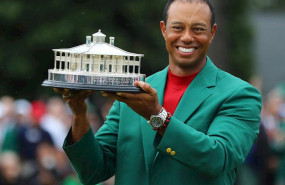 ep tiger woods con su trofeo de ganador del masters de augusta 2019
