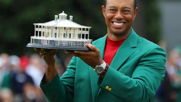 ep tiger woods con su trofeo de ganador del masters de augusta 2019
