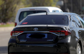 ep un coche vtc circula por una calle en madrid espana a 5 de marzo de 2020