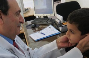 ep un medico atiendeun ninosu consulta