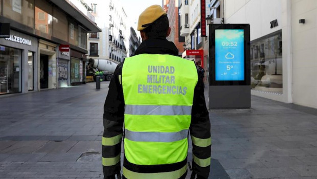 ep un militar de ume pasea por el centro de la capital para controlar quien pasea tras la