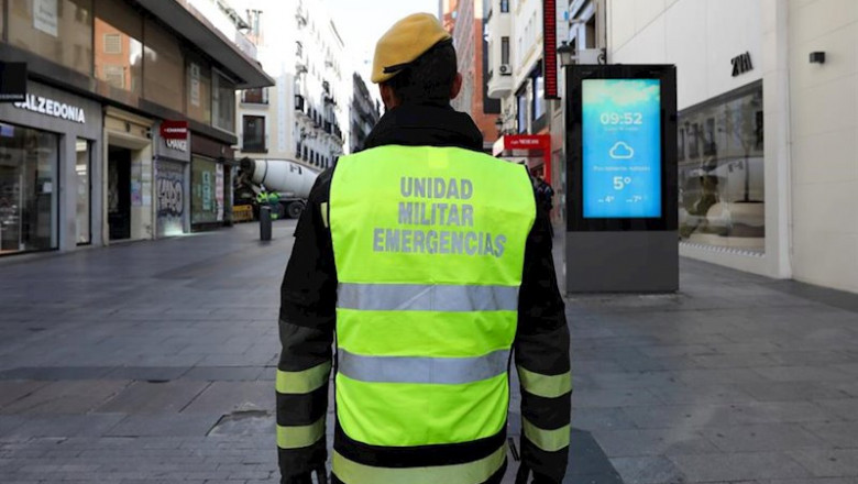 Un militar de UME pasea por el centro de la capital para controlar quién pasea tras la declaración de Estado de Alarma por coronavirus en el país, en Madrid (España), a 16 de marzo de 2020. | Jesús Hellín - Europa Press ep un militar de ume pasea por el centro de la capital para controlar quien pasea tras la