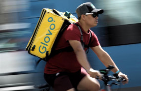 ep un rider de la empresa de reparto de comida a domicilio glovo pasea por una calle de madrid con