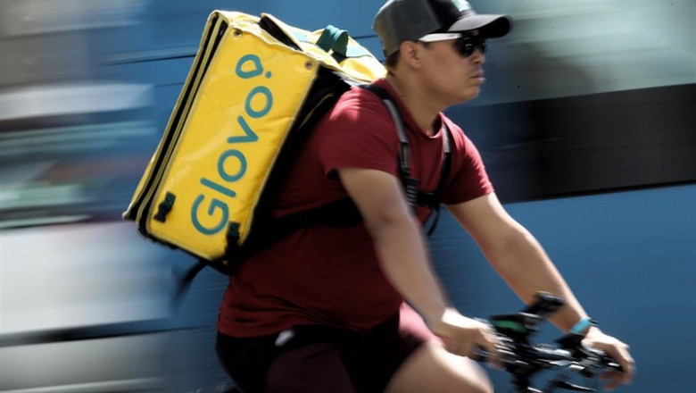 ep un rider de la empresa de reparto de comida a domicilio glovo pasea por una calle de madrid con