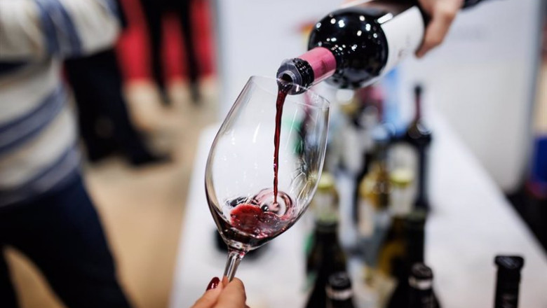 ep una persona sirve una copa de vino en la inauguracion del xxi salon de los mejores vinos de ep una persona sirve una copa de vino en la inauguracion del xxi salon de los mejores vinos de