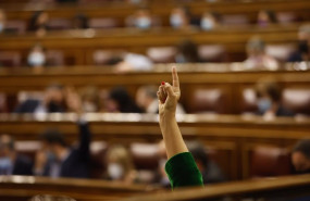 ep una persona vota en una sesion plenaria en el congreso de los diputados a 7 de abril de 2022 en