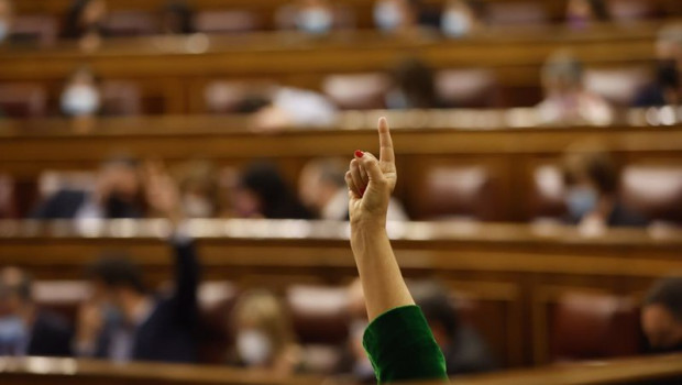ep una persona vota en una sesion plenaria en el congreso de los diputados a 7 de abril de 2022 en