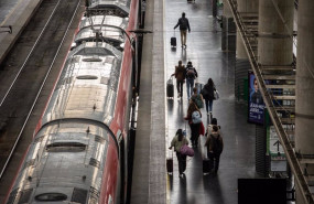 ep varias personas con maletas en la estacion de tren puerta de atocha almudena grandes a 16 de