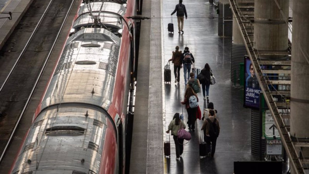 ep varias personas con maletas en la estacion de tren puerta de atocha almudena grandes a 16 de ep varias personas con maletas en la estacion de tren puerta de atocha almudena grandes a 16 de