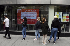 ep varias personas hacen cola en una oficina del servicio publico de empleo estatal sepe en una