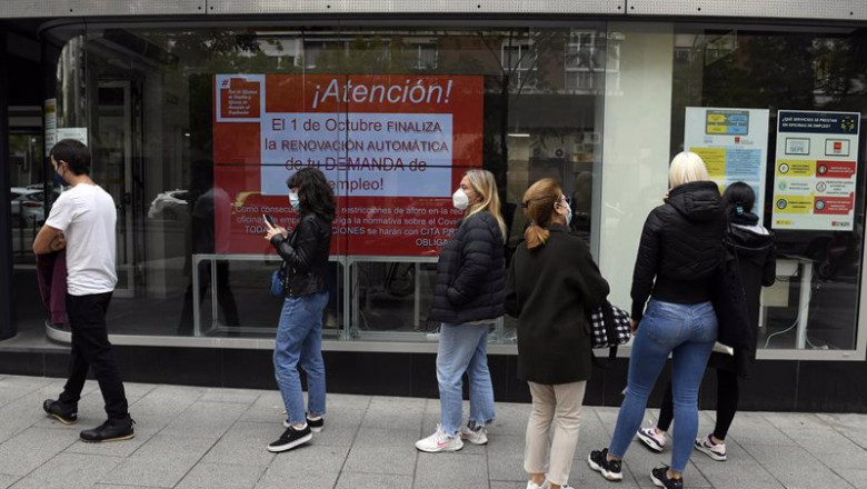 Varias personas hacen cola en una Oficina del Servicio Público de Empleo Estatal (SEPE), en una imagen de archivo. | Óscar Cañas - Europa Press ep varias personas hacen cola en una oficina del servicio publico de empleo estatal sepe en una