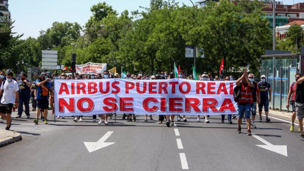 ep varios trabajadores de la factoria airbus en getafe con una pancarta en la que se lee airbus