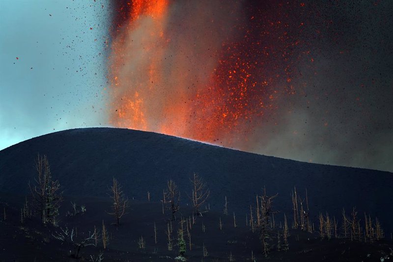 Ecobolsa El Volcán De La Palma Vuelve A Emitir Lava Y Cenizas Tras