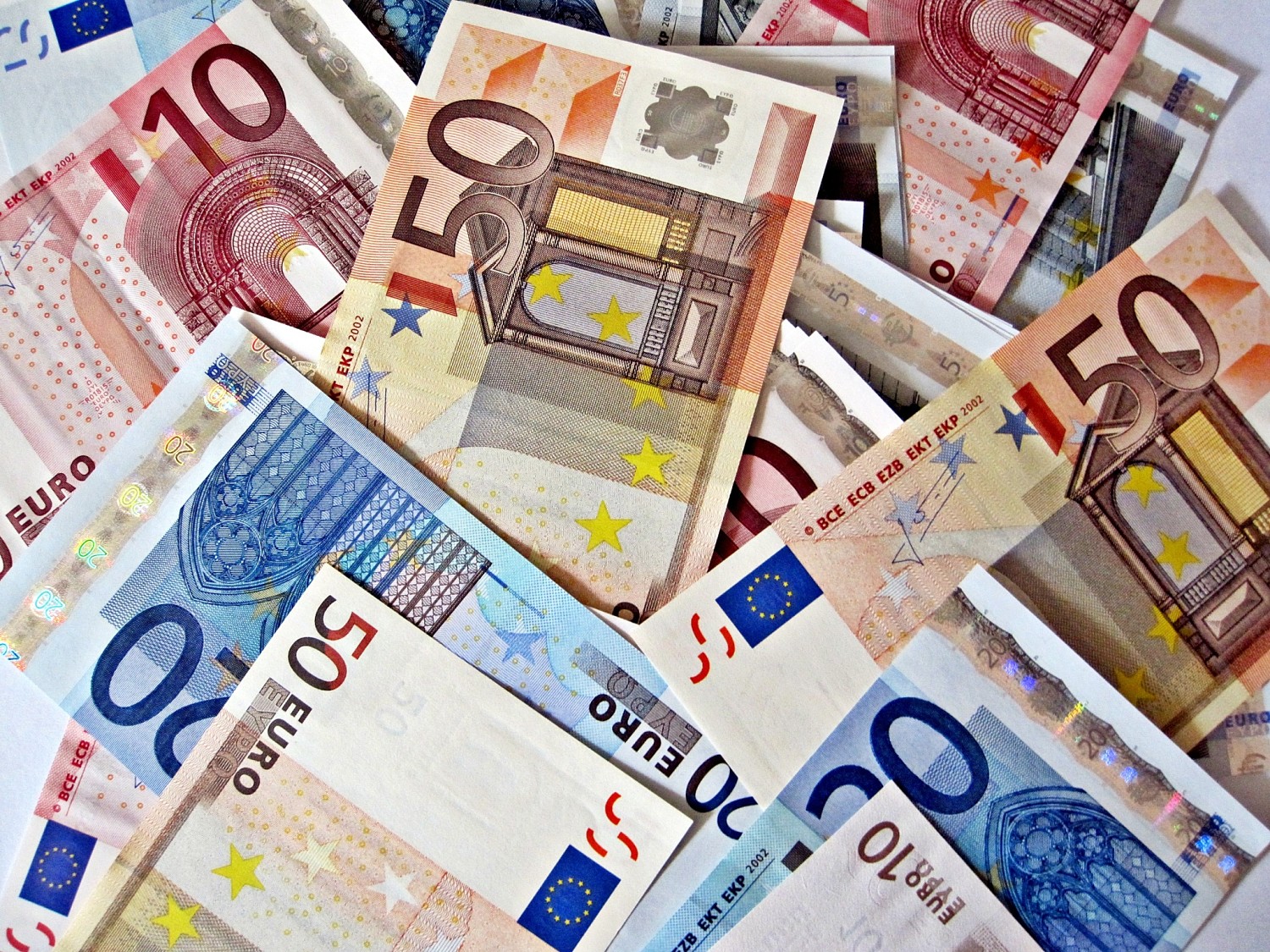 https://img6.s3wfg.com/web/img/images_uploaded/e/6/euros_banknotes_eurozone_single_currency_ecb_euro_opt_1.jpg