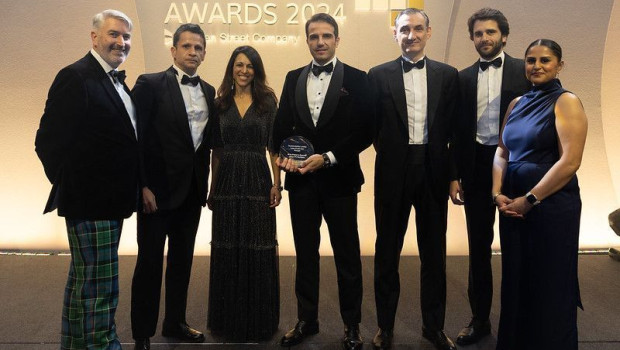 claudio martn parra en el centro recibe el premio ij global award