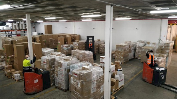 ep acofarma dona 30000 geles de bano a centros sanitarios de toda espana