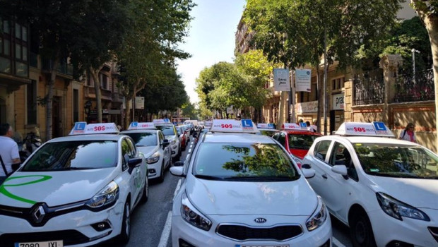 ep archivo   coches de autoescuela aparcados