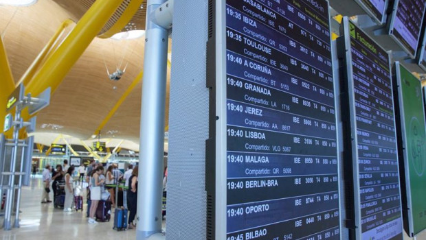 ep archivo   paneles de facturacion en la terminal t4 del aeropuerto adolfo suarez madrid barajas a