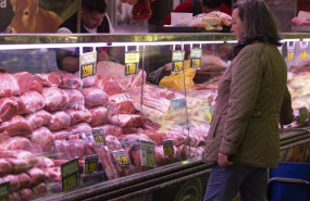 ep archivo   piezas de ternera expuestas en la carniceria de un mercado