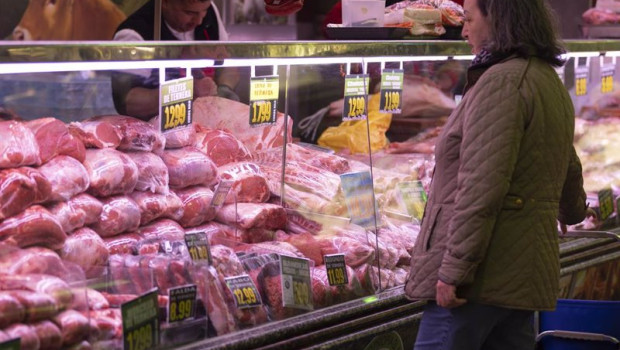 ep archivo   piezas de ternera expuestas en la carniceria de un mercado