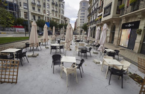 ep archivo - terraza cerrada y vacia el dia en el que han entrado en vigor las nuevas restricciones