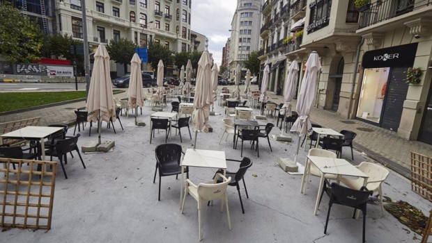 ep archivo - terraza cerrada y vacia el dia en el que han entrado en vigor las nuevas restricciones