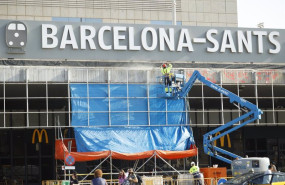 ep archivo   trabajador en la estacion de sants a 24 de octubre de 2024 en barcelona catalunya