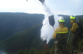 ep archivo   un avion participa en las labores de extincion de incendios