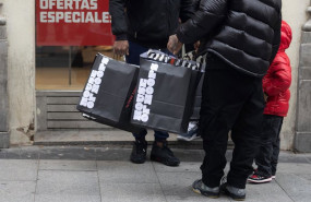 ep archivo   una persona sujeta varias bolsas con compras de navidad a 23 de diciembre de 2022 en