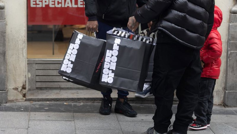 ep archivo   una persona sujeta varias bolsas con compras de navidad a 23 de diciembre de 2022 en