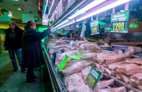 ep archivo   varias personas realizan sus ultimas compras en la tienda de comestibles los mares