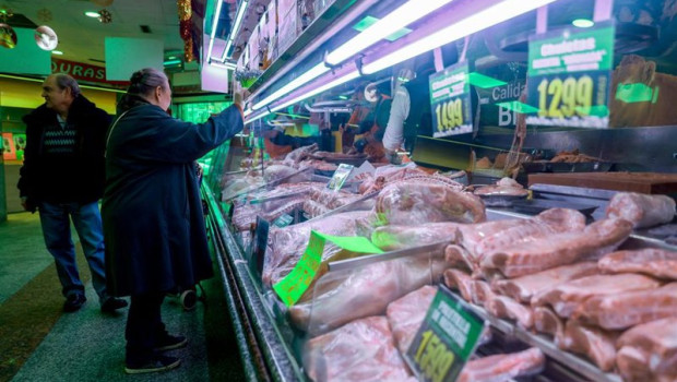ep archivo   varias personas realizan sus ultimas compras en la tienda de comestibles los mares