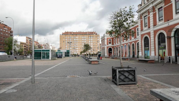 ep calle vacia frente a la estacion principe pio de madrid en el dia 34 del estado de alarma despues