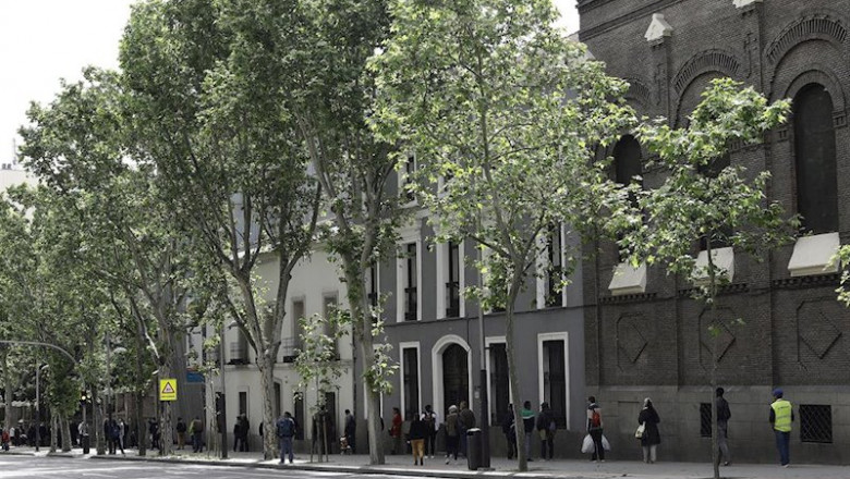 ep decenas de personas esperan en la cola a las puertas del comedor social maria inmaculada de la ep decenas de personas esperan en la cola a las puertas del comedor social maria inmaculada de la