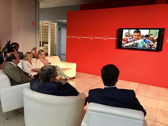 Dirigentes del PSC siguen el debate de las primarias del PSOE | EUROPA PRESS ep dirigentespsc siguendebatelas primariaspsoe