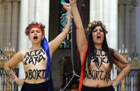 ep dos activistasfemen encadenadasun crucifijo