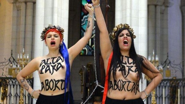 ep dos activistasfemen encadenadasun crucifijo